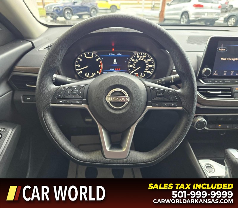 Nissan Altima Vehicle Full-screen Gallery Image 15