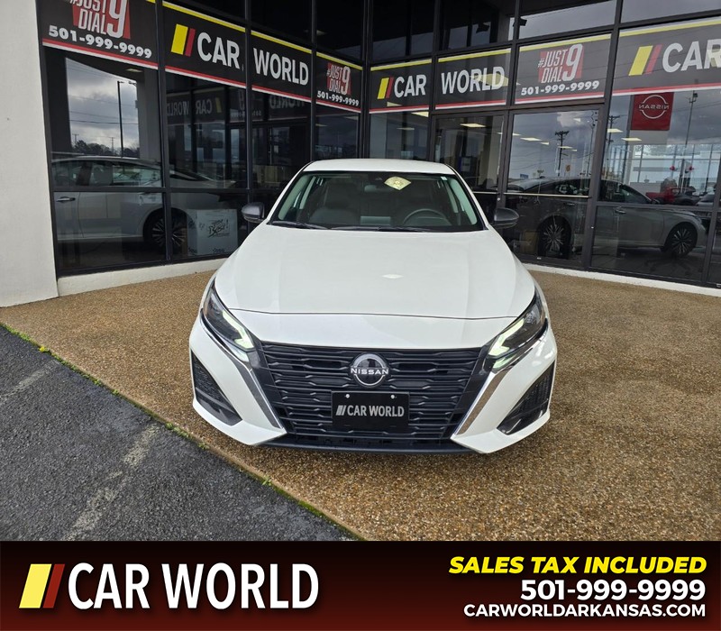 Nissan Altima Vehicle Full-screen Gallery Image 2