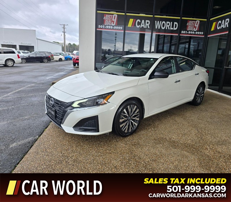 Nissan Altima Vehicle Full-screen Gallery Image 3