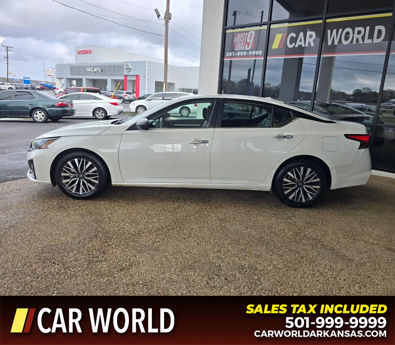 Nissan Altima Vehicle Full-screen Gallery Image 4