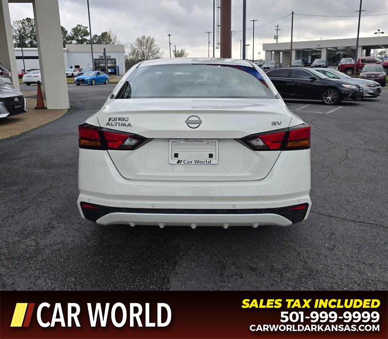 Nissan Altima Vehicle Full-screen Gallery Image 5