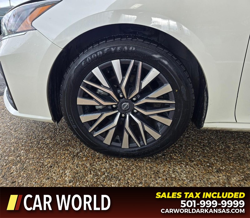 Nissan Altima Vehicle Full-screen Gallery Image 6