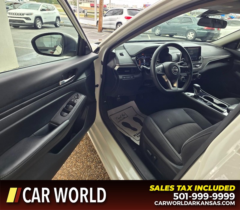 Nissan Altima Vehicle Full-screen Gallery Image 7