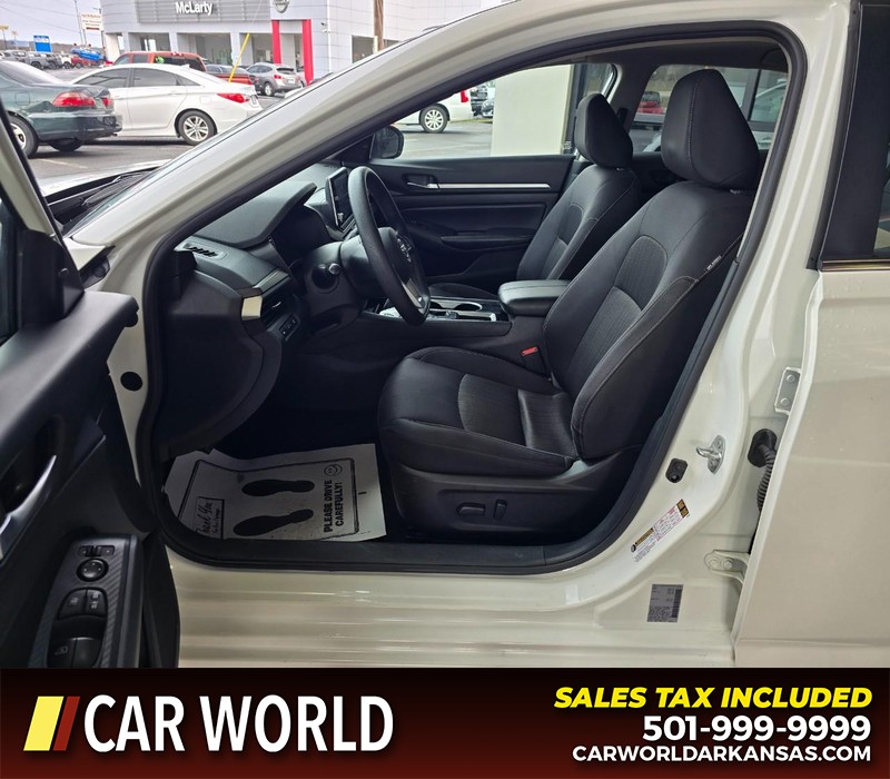 Nissan Altima Vehicle Full-screen Gallery Image 8