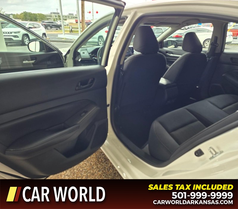 Nissan Altima Vehicle Full-screen Gallery Image 9