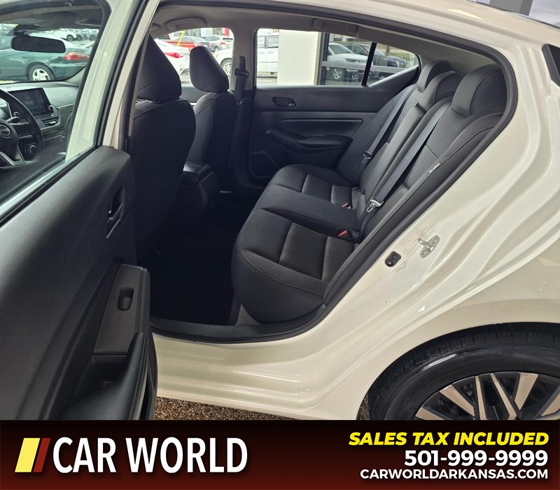 Nissan Altima Vehicle Full-screen Gallery Image 10