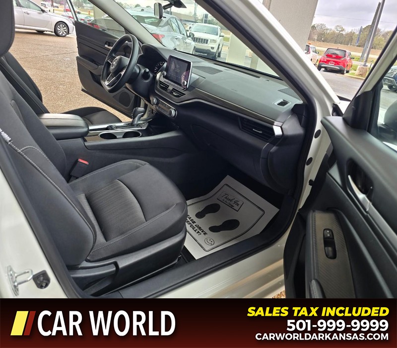 Nissan Altima Vehicle Full-screen Gallery Image 11