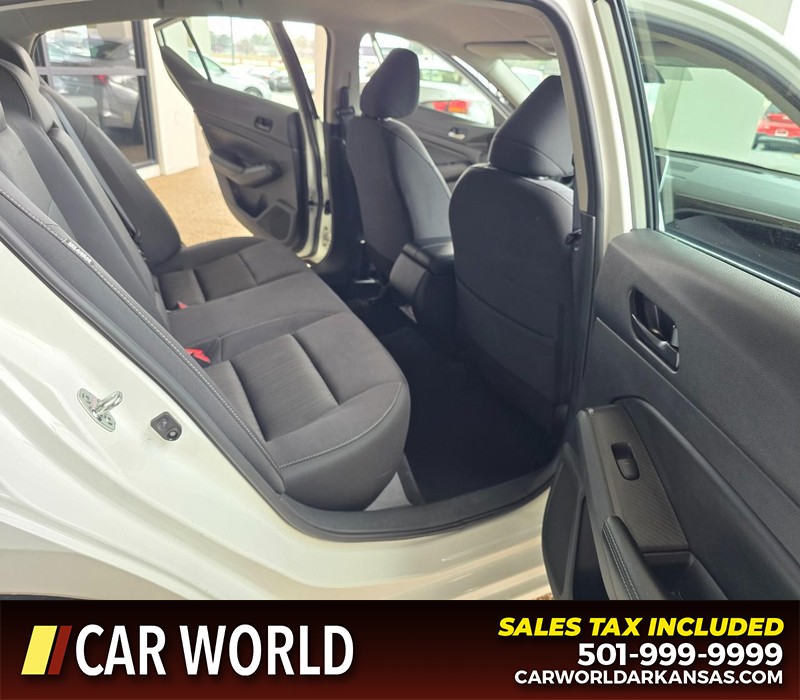 Nissan Altima Vehicle Full-screen Gallery Image 12