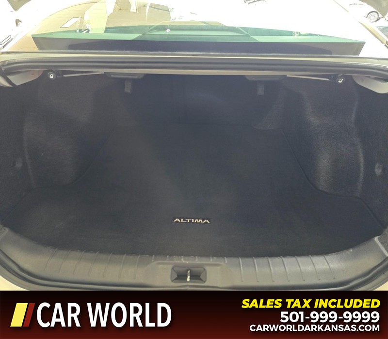 Nissan Altima Vehicle Full-screen Gallery Image 13