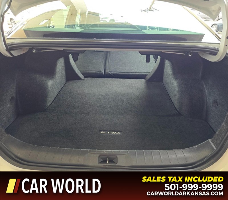 Nissan Altima Vehicle Full-screen Gallery Image 14