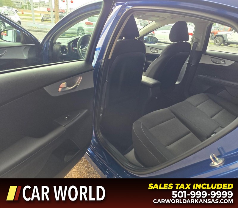 Kia Forte Vehicle Full-screen Gallery Image 9