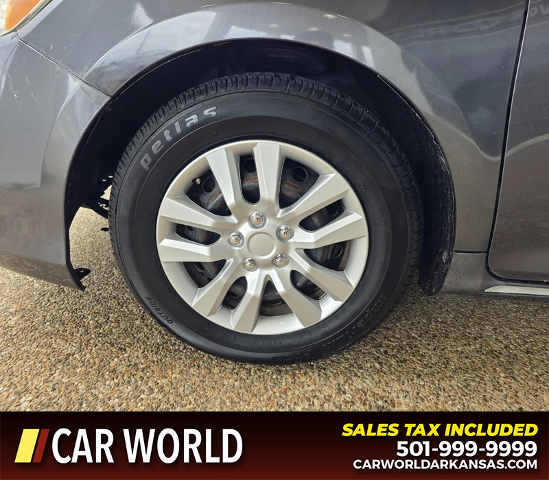 Toyota Camry Vehicle Full-screen Gallery Image 6