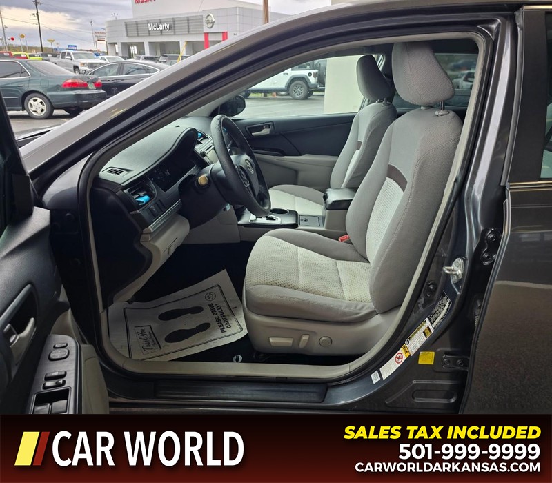 Toyota Camry Vehicle Full-screen Gallery Image 8