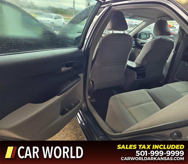 Toyota Camry Vehicle Full-screen Gallery Image 9