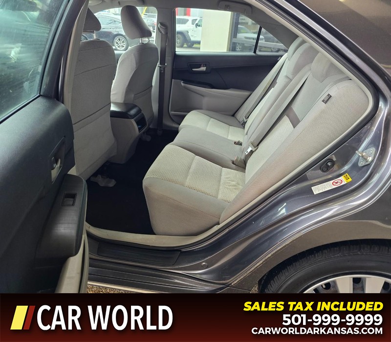 Toyota Camry Vehicle Full-screen Gallery Image 10