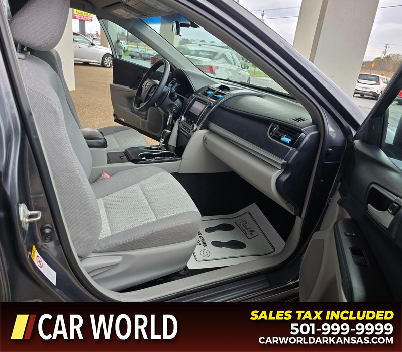 Toyota Camry Vehicle Full-screen Gallery Image 11