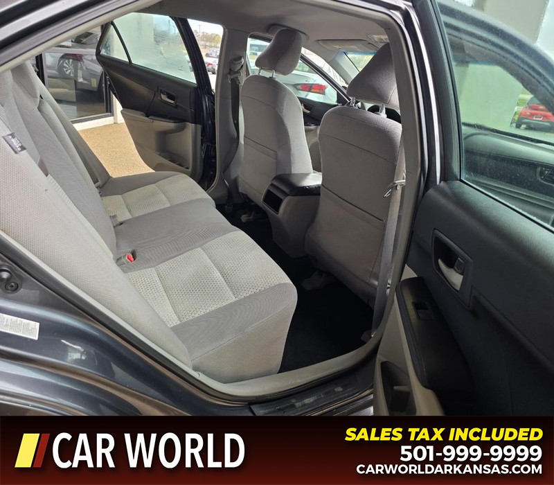 Toyota Camry Vehicle Full-screen Gallery Image 12