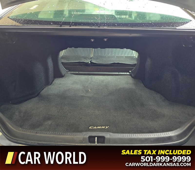 Toyota Camry Vehicle Full-screen Gallery Image 14