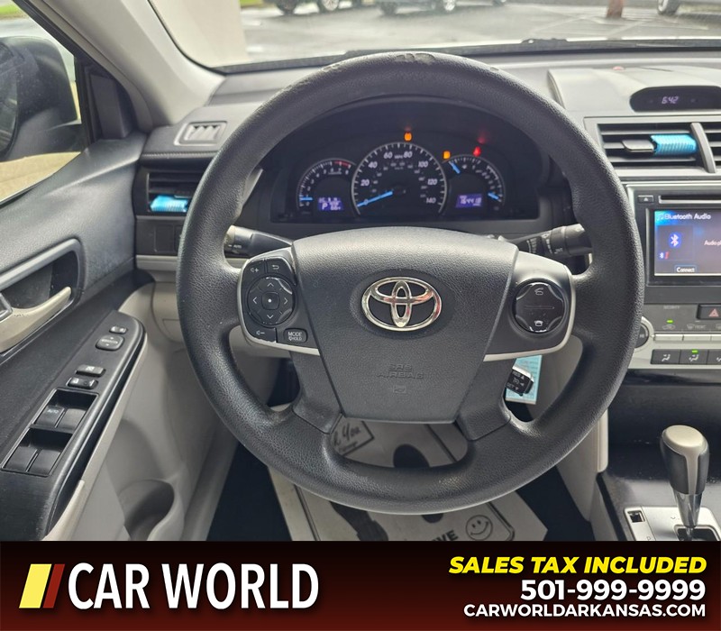 Toyota Camry Vehicle Full-screen Gallery Image 15