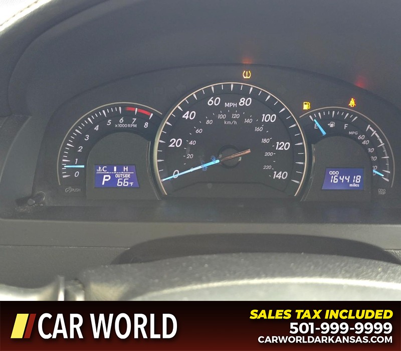 Toyota Camry Vehicle Full-screen Gallery Image 17