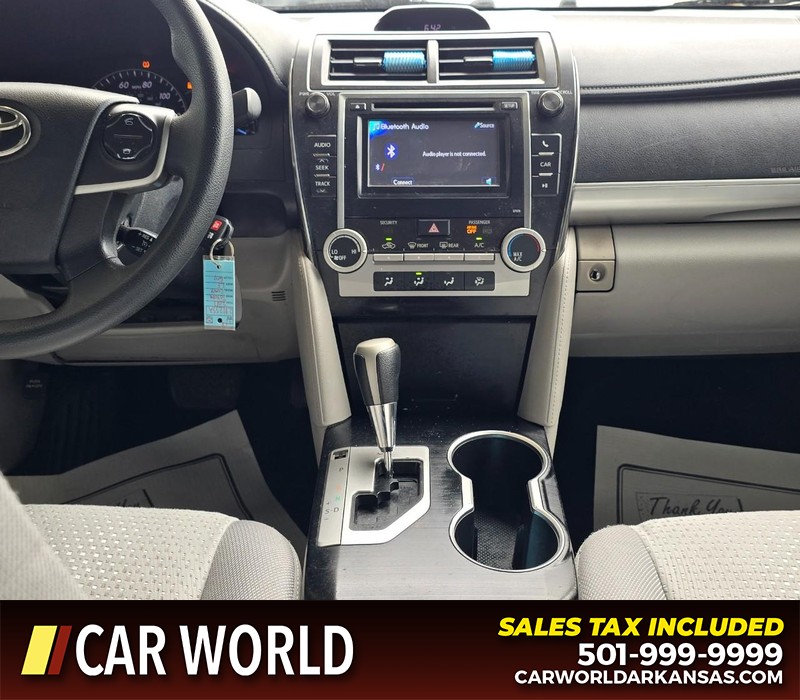 Toyota Camry Vehicle Full-screen Gallery Image 18