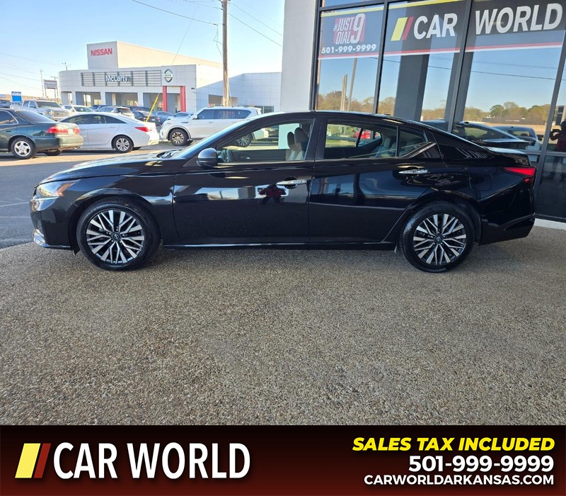 Nissan Altima Vehicle Full-screen Gallery Image 4