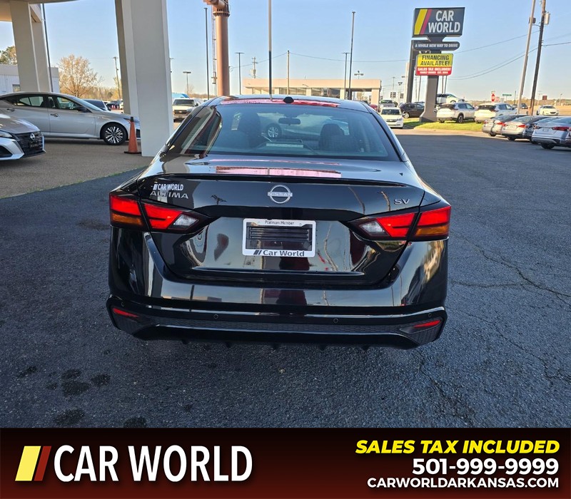 Nissan Altima Vehicle Full-screen Gallery Image 5