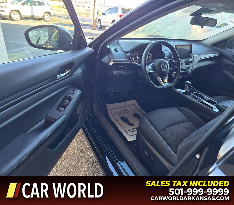 Nissan Altima Vehicle Full-screen Gallery Image 7