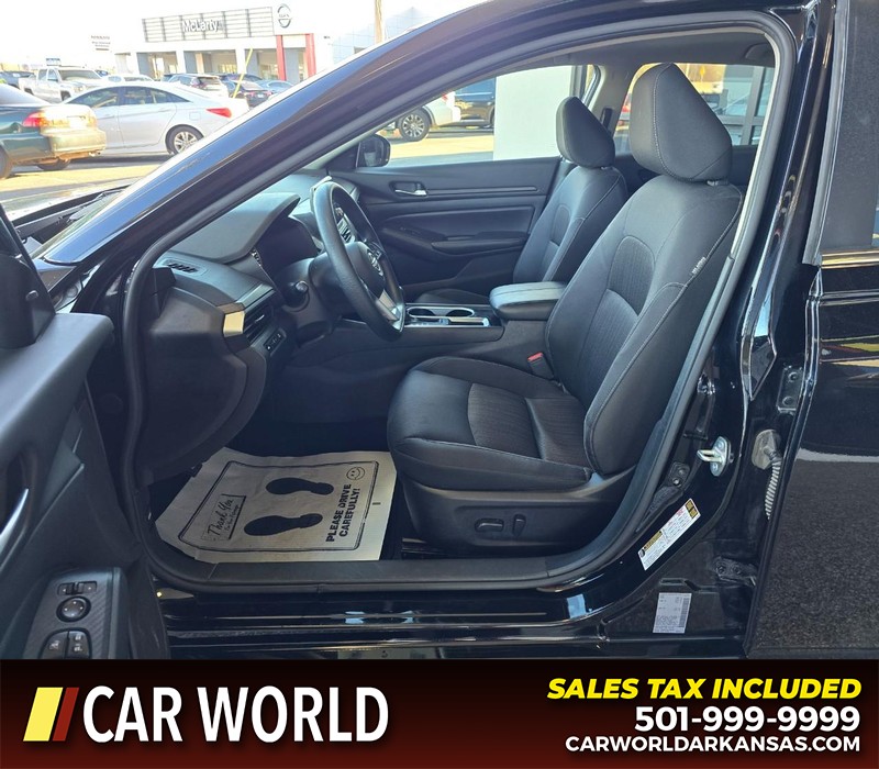 Nissan Altima Vehicle Full-screen Gallery Image 8