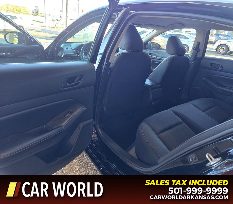 Nissan Altima Vehicle Full-screen Gallery Image 9