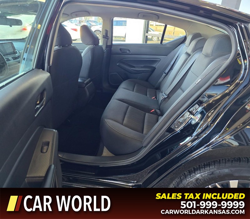 Nissan Altima Vehicle Full-screen Gallery Image 10