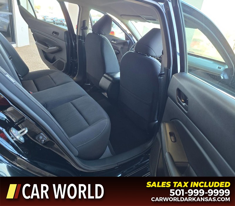 Nissan Altima Vehicle Full-screen Gallery Image 12