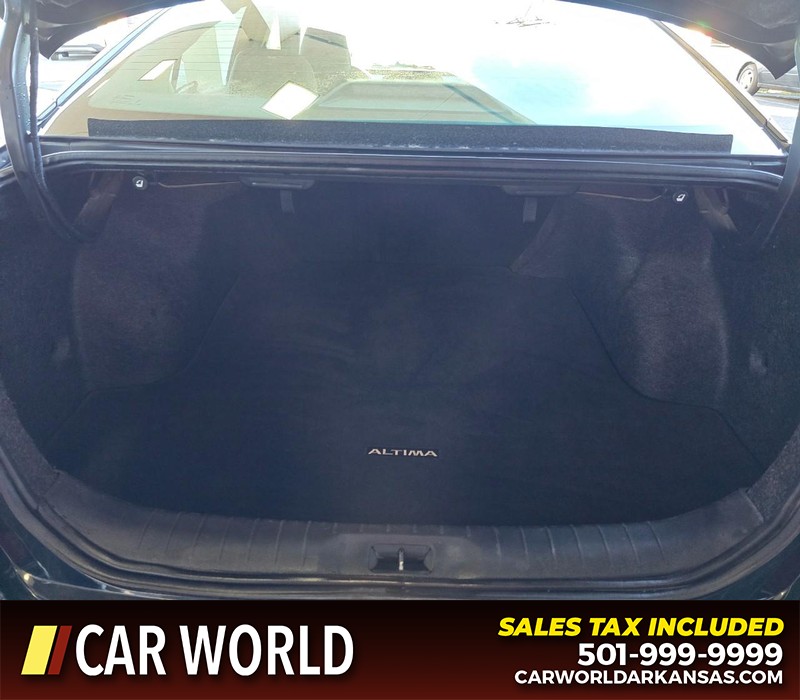 Nissan Altima Vehicle Full-screen Gallery Image 13