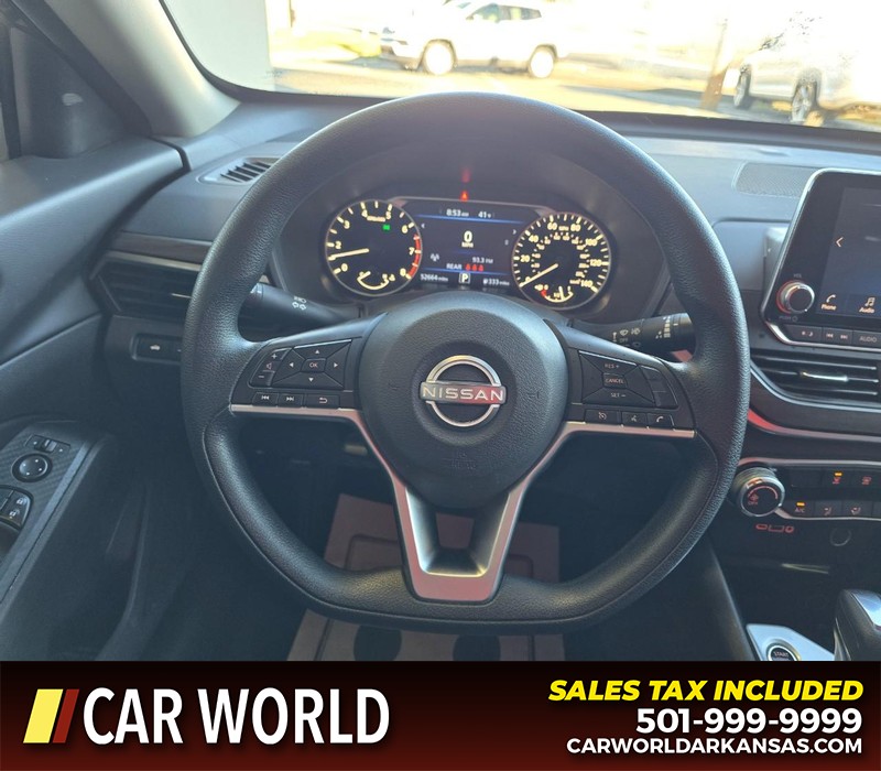 Nissan Altima Vehicle Full-screen Gallery Image 15