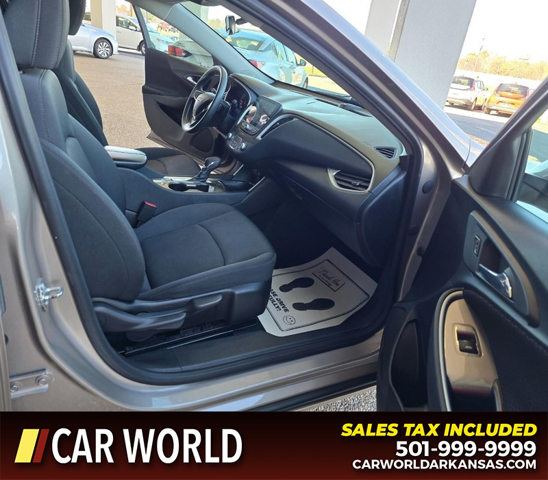 Chevrolet Malibu Vehicle Full-screen Gallery Image 11