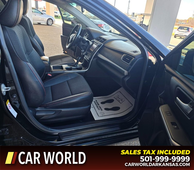 Toyota Camry Vehicle Full-screen Gallery Image 11