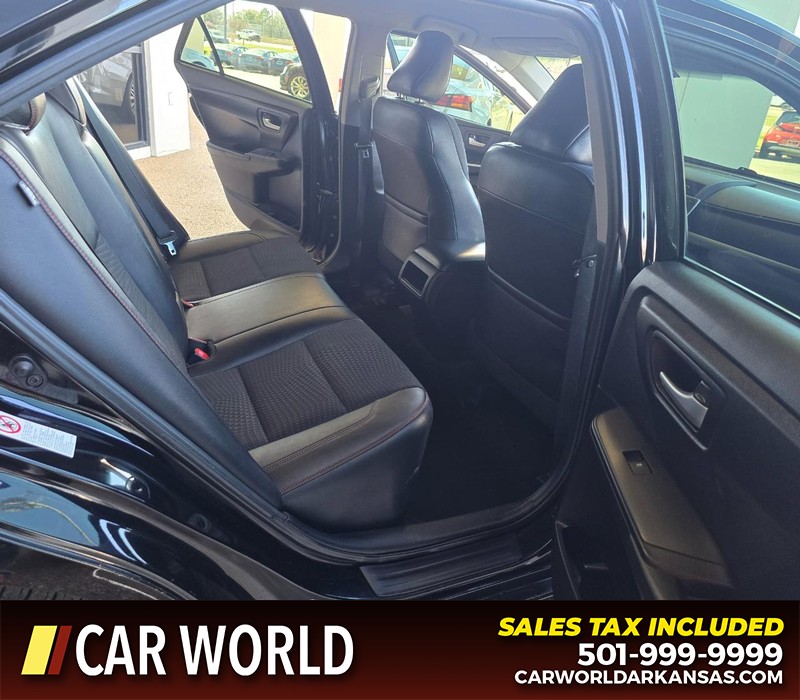 Toyota Camry Vehicle Full-screen Gallery Image 12