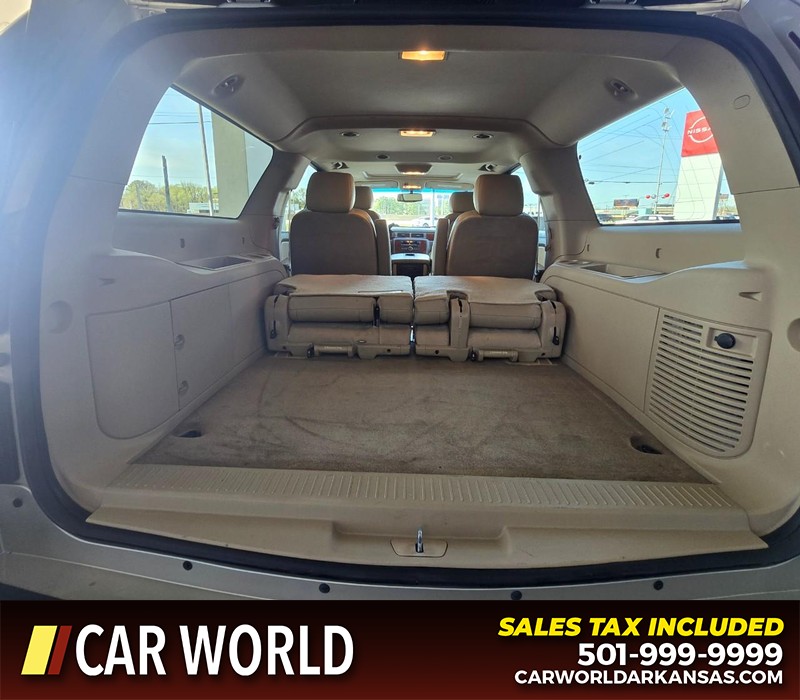 Chevrolet Suburban Vehicle Full-screen Gallery Image 16