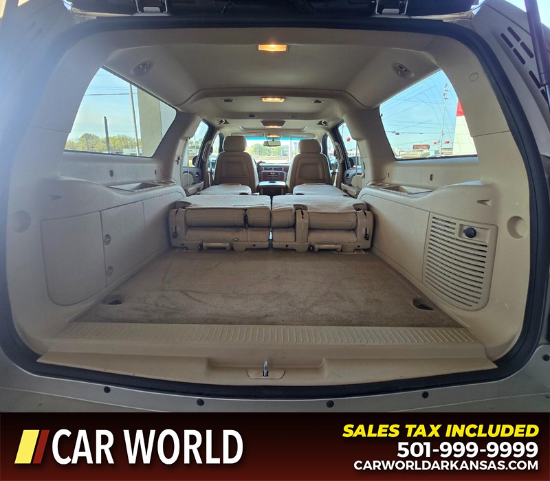 Chevrolet Suburban Vehicle Full-screen Gallery Image 17