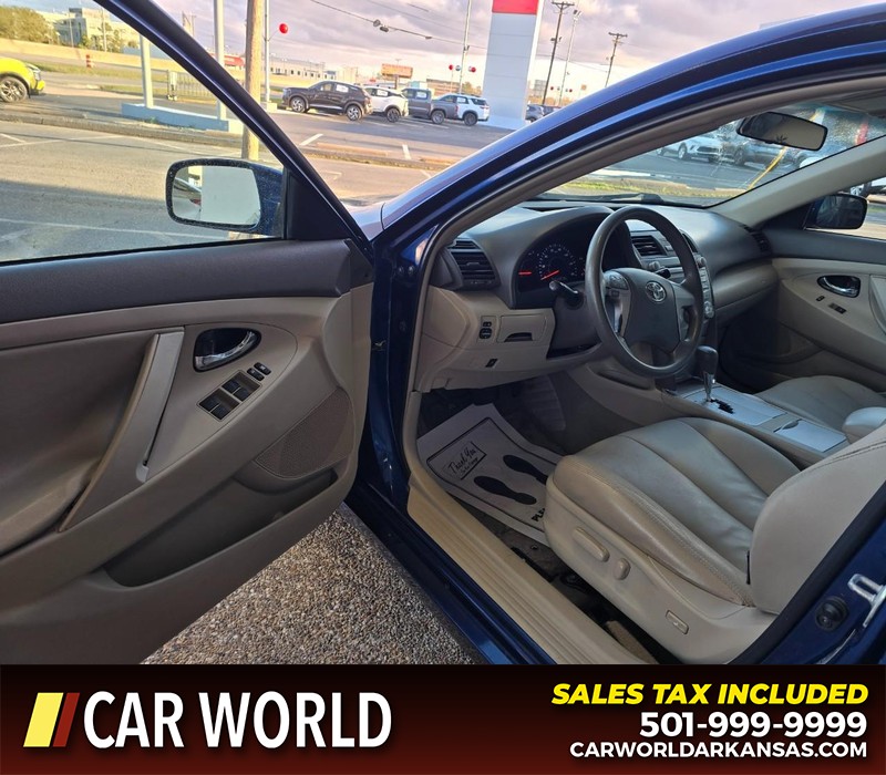 Toyota Camry Vehicle Full-screen Gallery Image 7