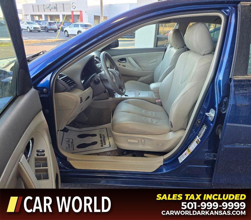 Toyota Camry Vehicle Full-screen Gallery Image 8