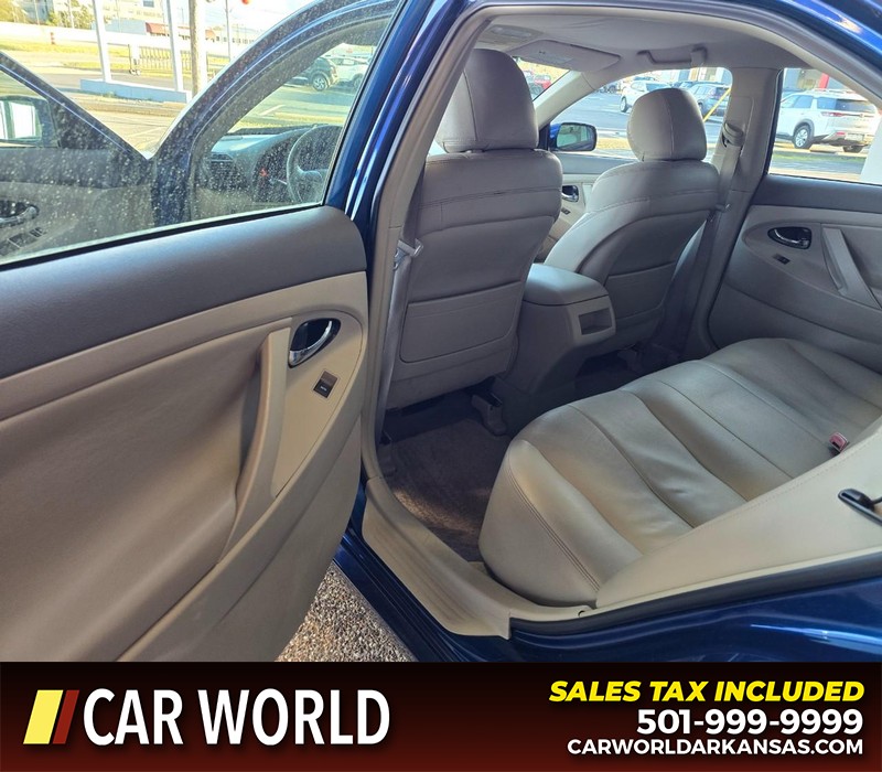 Toyota Camry Vehicle Full-screen Gallery Image 9