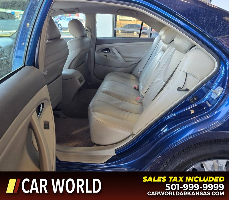 Toyota Camry Vehicle Full-screen Gallery Image 10