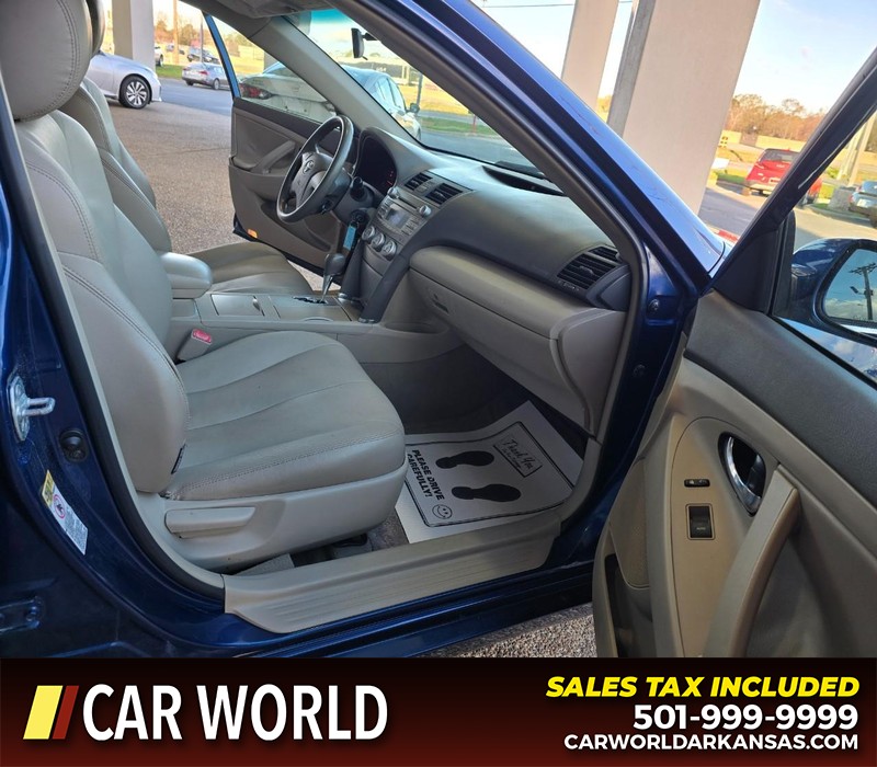 Toyota Camry Vehicle Full-screen Gallery Image 11