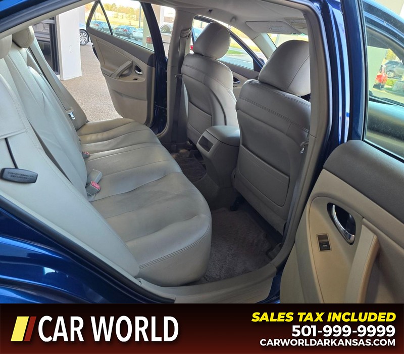 Toyota Camry Vehicle Full-screen Gallery Image 12