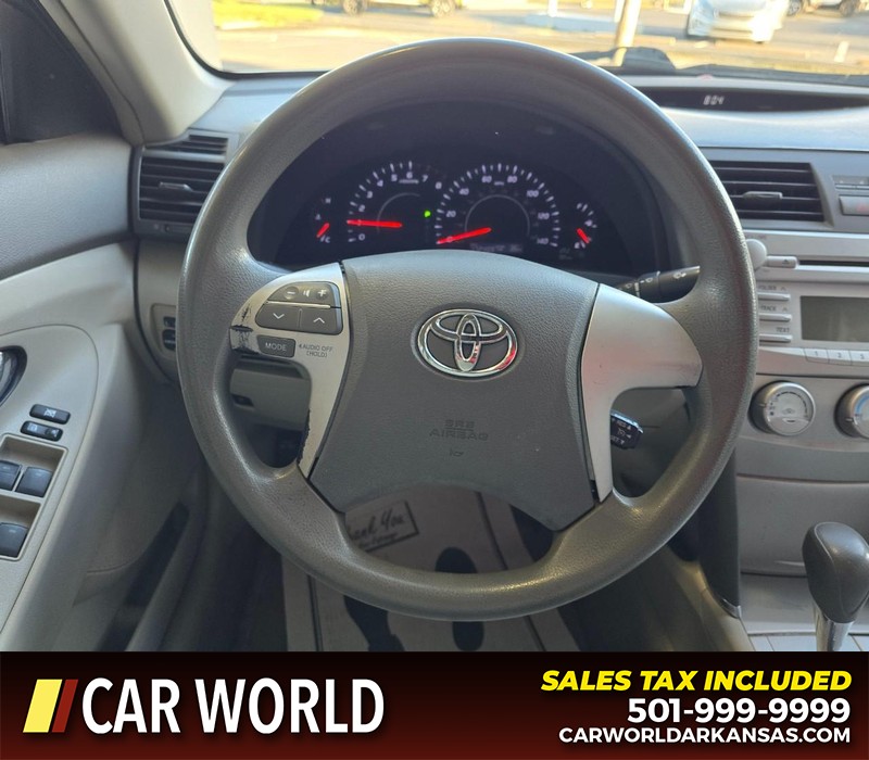 Toyota Camry Vehicle Full-screen Gallery Image 15