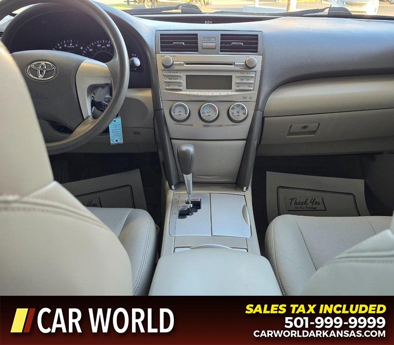Toyota Camry Vehicle Full-screen Gallery Image 18