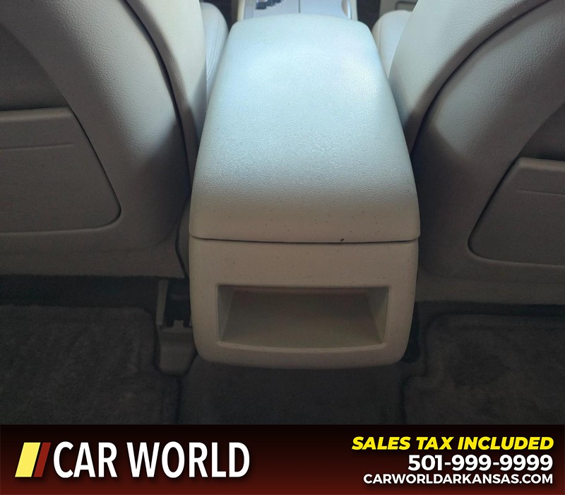 Toyota Camry Vehicle Full-screen Gallery Image 19