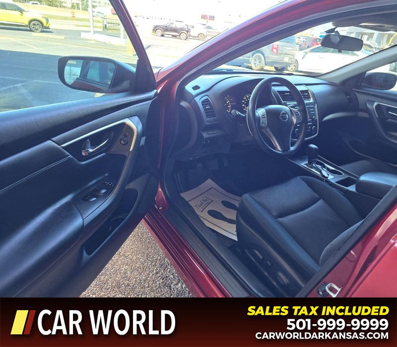 Nissan Altima Vehicle Full-screen Gallery Image 6