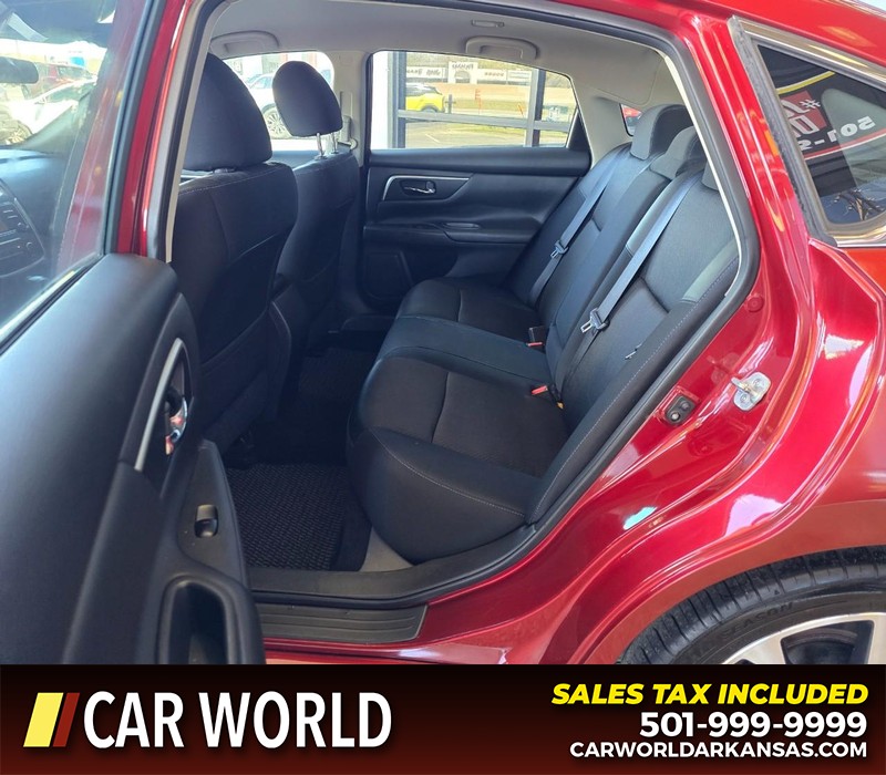 Nissan Altima Vehicle Full-screen Gallery Image 9